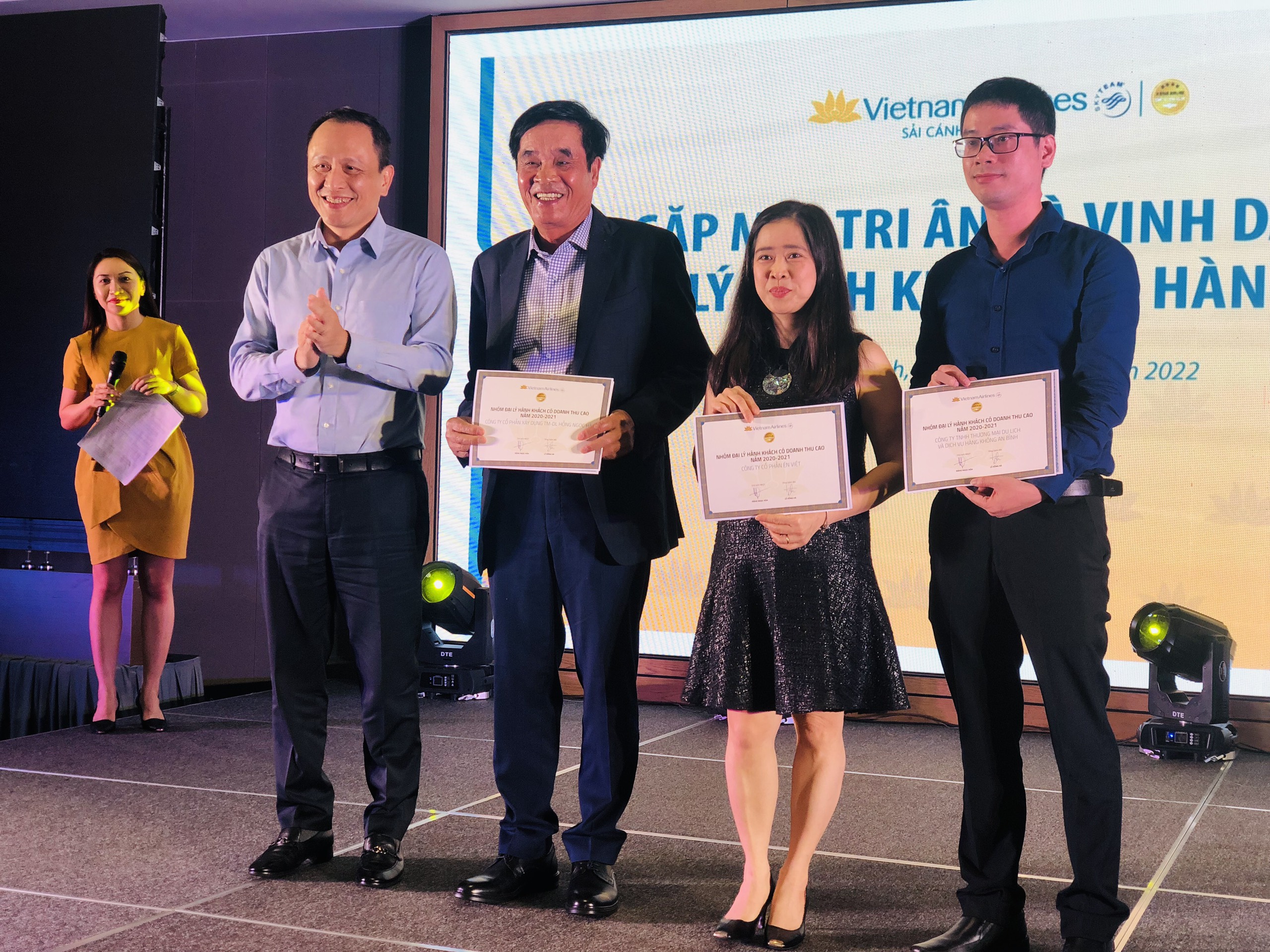  Giữ vững danh hiệu Top đại lý đóng góp doanh thu hàng đầu của Vietnam Airlines giai đoạn 2020-2021