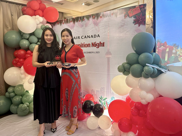 Hong Ngoc Ha Travel chụp ảnh lưu niệm cùng Air Canada 