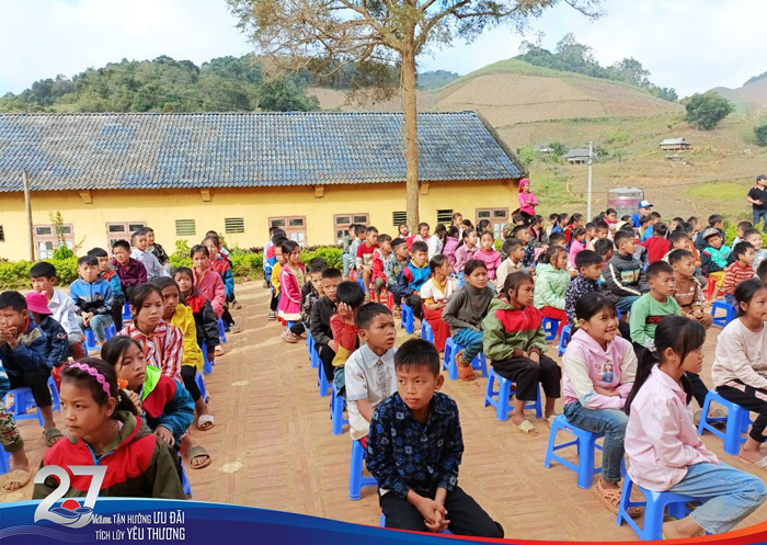 Hong Ngoc Ha Travel đã trao tặng 900 phần quà cho các em nhỏ