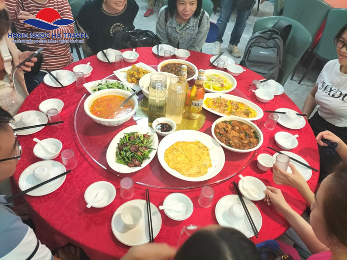 Đoàn được thưởng thức ẩm thực Đài Loan