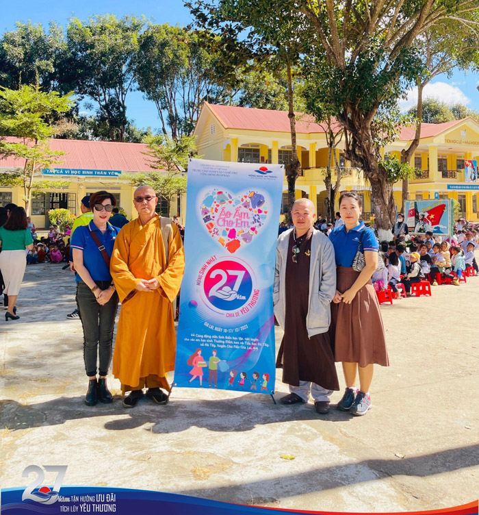 Hong Ngoc Ha Travel tổ chức chương trình “Áo ấm cho em” cho trẻ em tiểu học tại Gia Lai