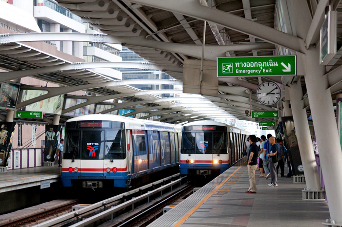 Cách dễ nhất để đi vòng quanh Bangkok là bằng Skytrain hoặc tàu điện