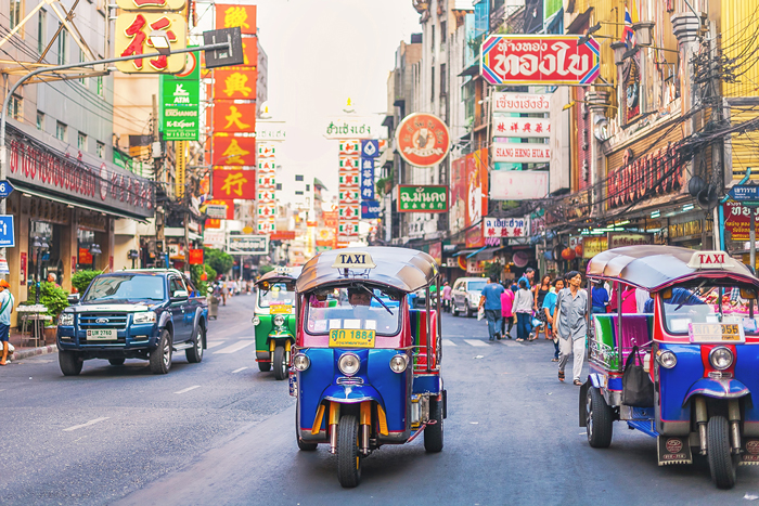 Taxi và xe tuk-tuk là một cách hay khác để đi đến các điểm tham quan tại Bangkok