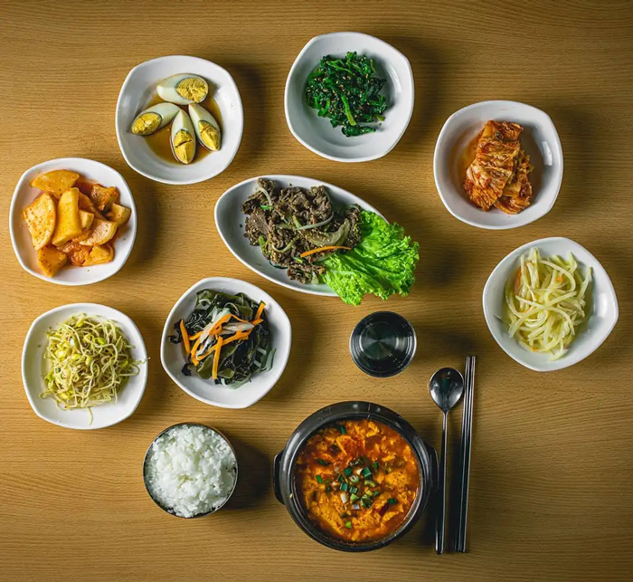Một bữa ăn tại Hàn Quốc thường có rất nhiều Panchan 