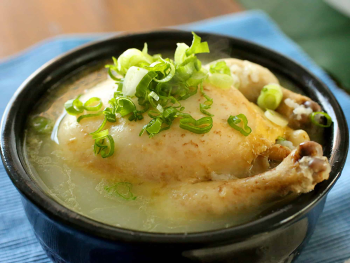 Samgyetang là món canh bổ dưỡng được nấu từ gà, nhân sâm, gạo nếp