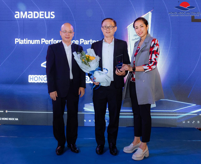 Hong Ngoc Ha Travel giải thưởng Platinum Performance Partner 2023 từ Amadeus