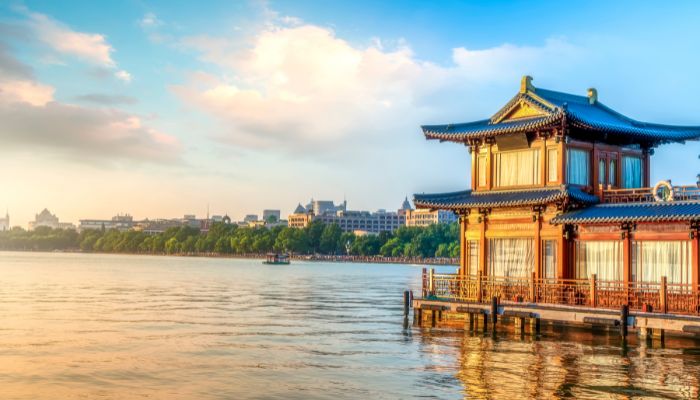 Ngồi thuyền thưởng ngoạn Tây Hồ
