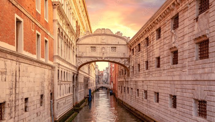 Bridge of Sighs – cầu than thở (tên gốc Ponte dei Sospiri)