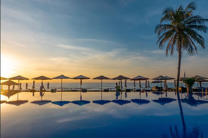 Hồ bơi vô cực 480 m² & “view” biển không giới hạn