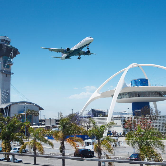 Đáp cánh sân bay Los Angeles
