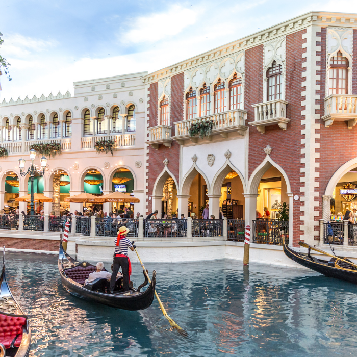 Lướt thuyền Gondola qua những con kênh ở The Venetian