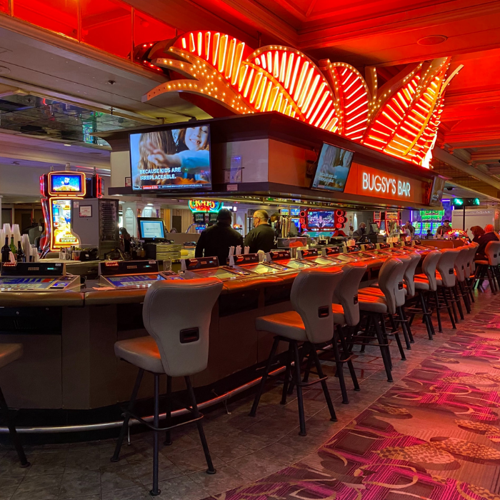 Flamingo với cửa sổ màu hồng là khách sạn lâu đời nhất trên The Strip