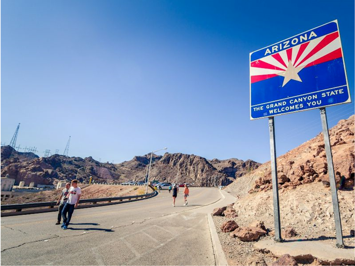 Quãng đường đi bộ từ phía Arizona của Đập Hoover dài hơn nhưng bãi đậu xe miễn phí rất đáng giá.