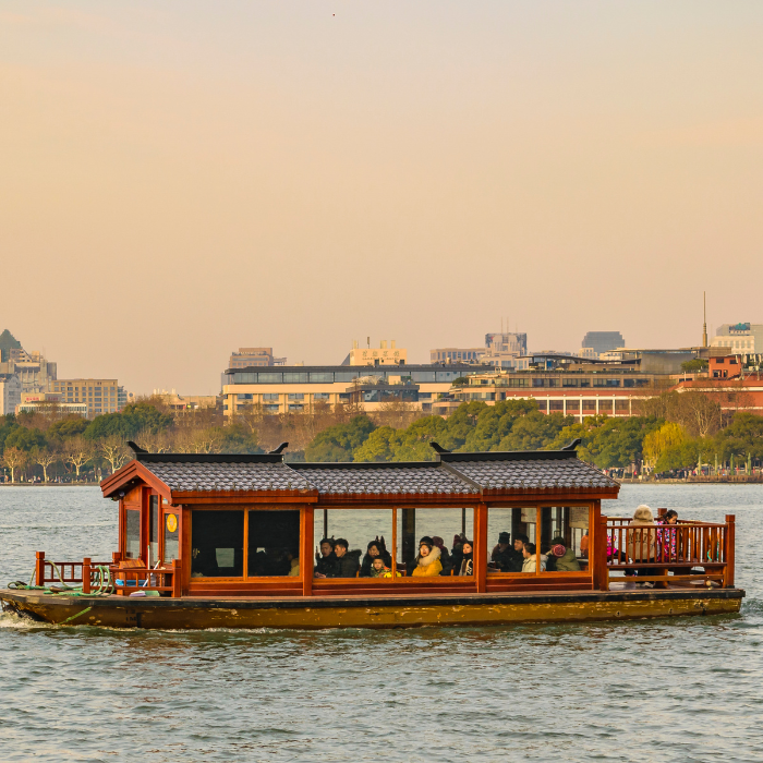 Du thuyền tham quan Tây Hồ