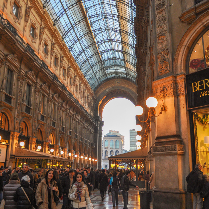 Tự do tham quan mua sắm tại Galleria Vittorio Emanuele II