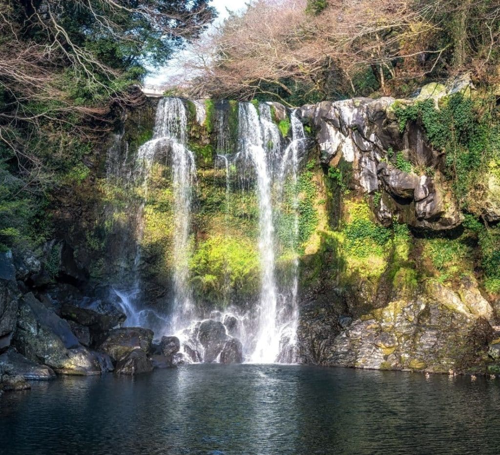 Thác nước Cheonjeyeon