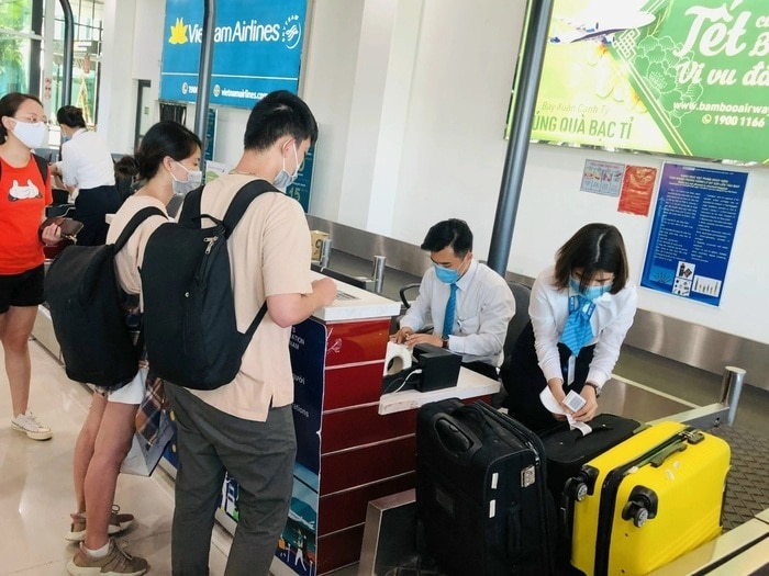 Cân hành lý ký gửi tại quầy