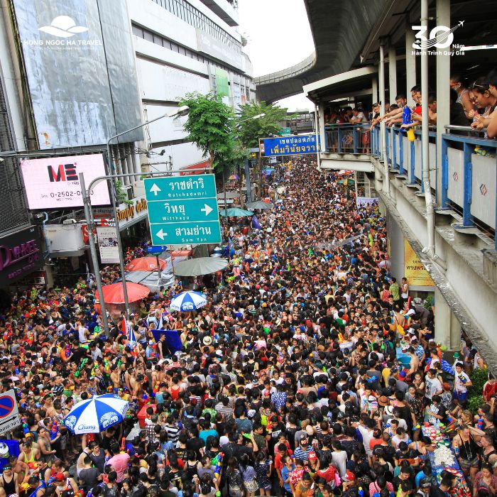 Silom là cái tên được nhắc đến đầu tiên khi nói về những điểm nóng của Songkran tại Bangkok