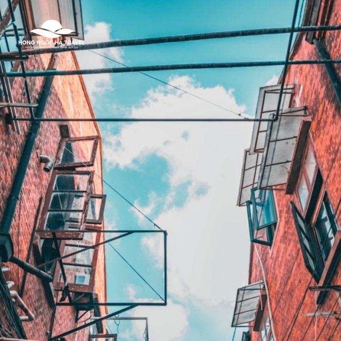 Bầu trời trên đỉnh đầu bị chia cắt bởi những cột điện