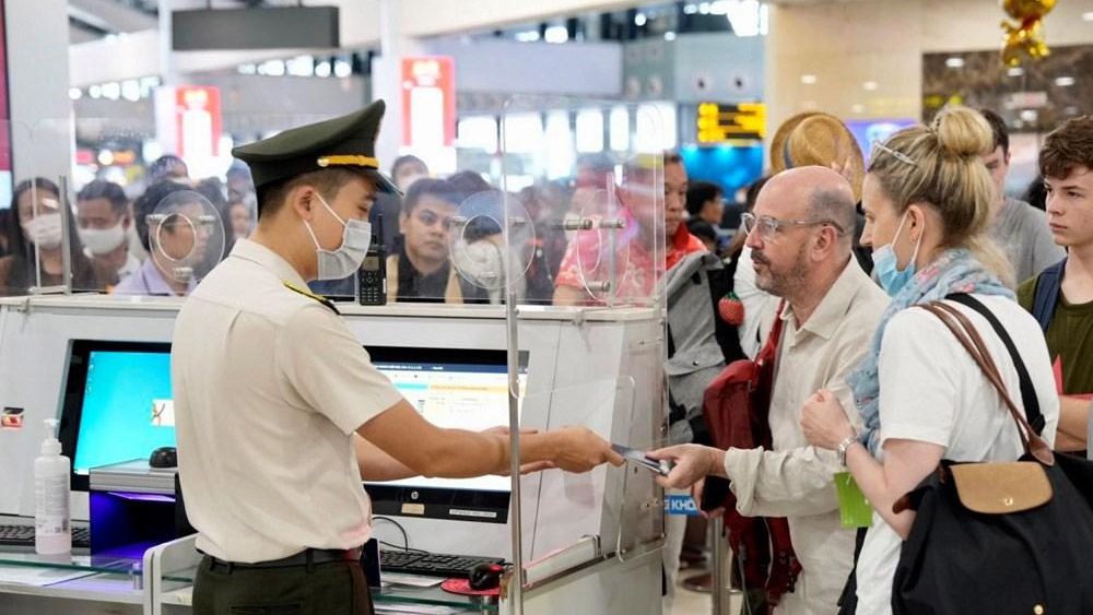 Miễn thị thực đơn phương là chính sách do Nhà nước Việt Nam chủ động áp dụng cho công dân một số quốc gia nhất định