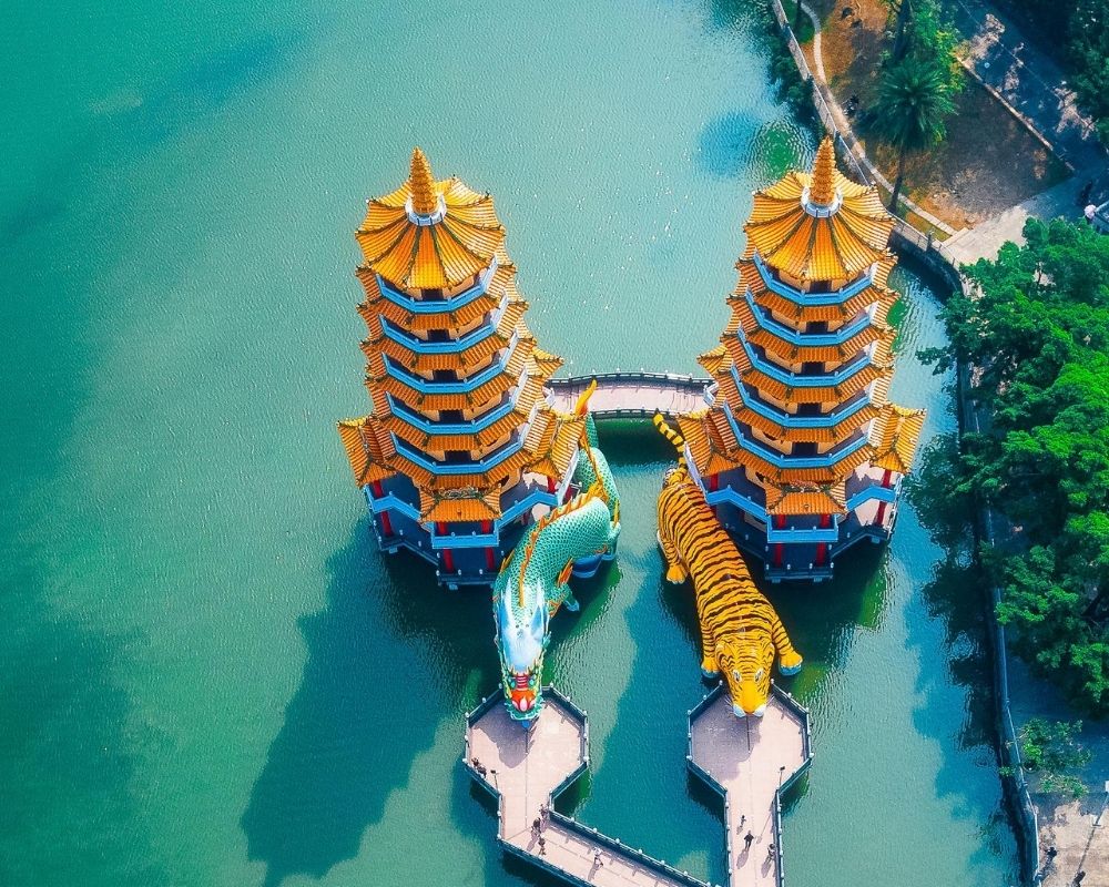 Hồ Sen và Tháp Rồng Hổ