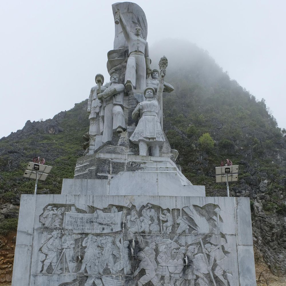 Tượng đài Thanh niên xung phong