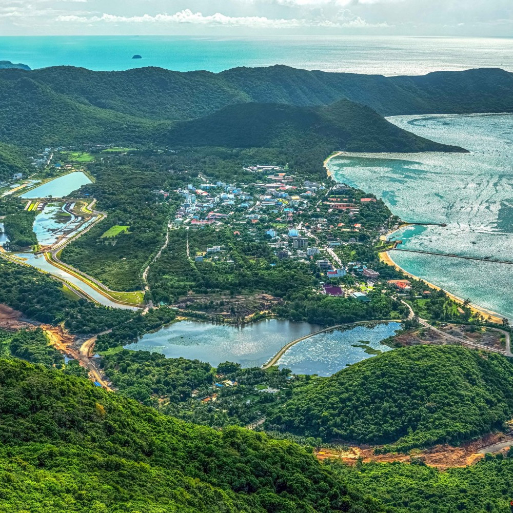 Côn Đảo là một huyện đảo thuộc Thành phố Hồ Chí Minh