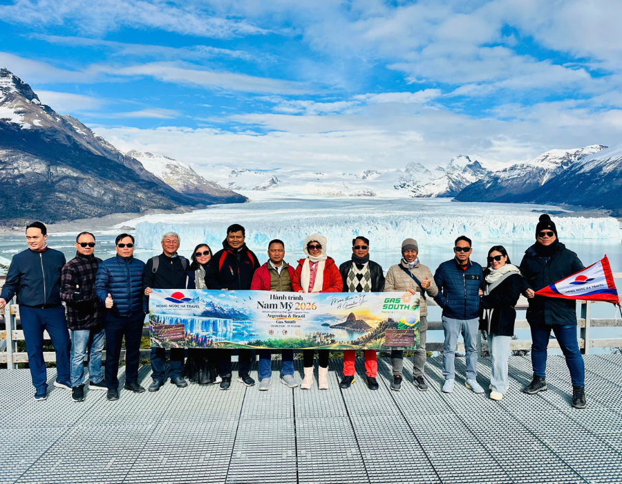 Đoàn chụp lưu niệm trước dòng sông băng Perito Moreno tráng lệ