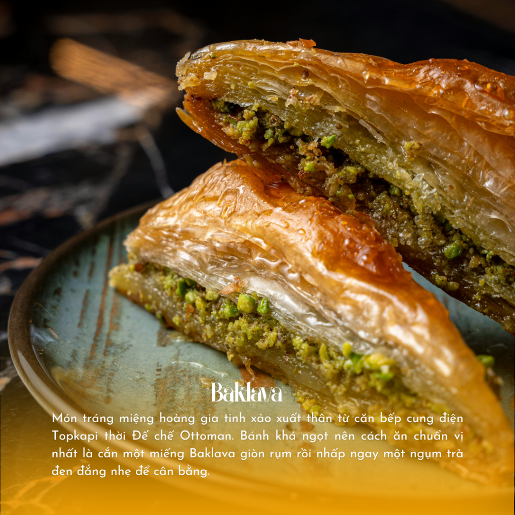 Baklava Thổ Nhĩ Kỳ nhân hạt dẻ cười, dùng cùng các loại bánh ngọt truyền thống Ottoman tại Üsküdar, Istanbul.