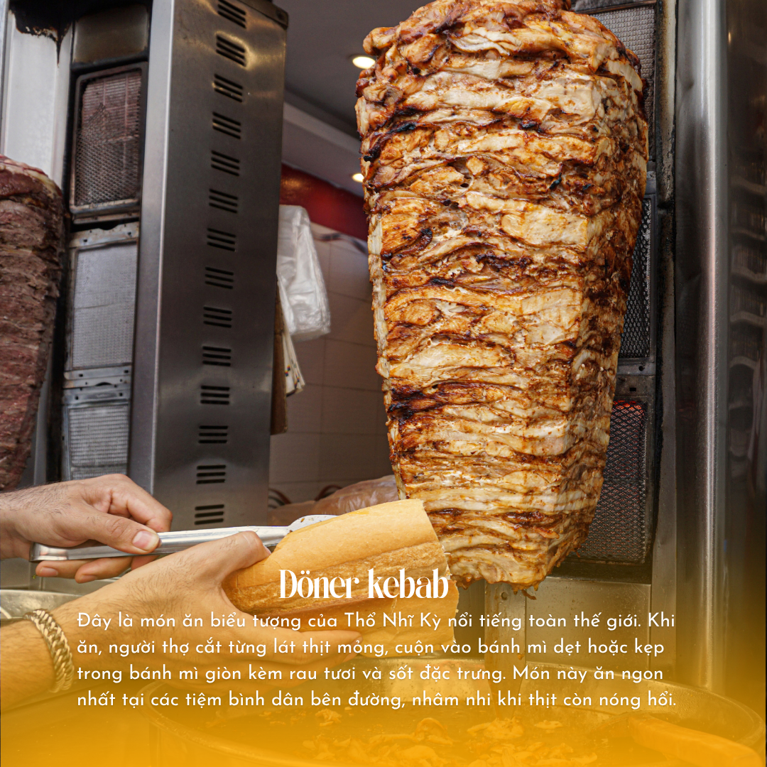 Đầu bếp thêm cà chua vào bánh mì döner kebab; bánh döner kebab được chuẩn bị với các nguyên liệu tươi.